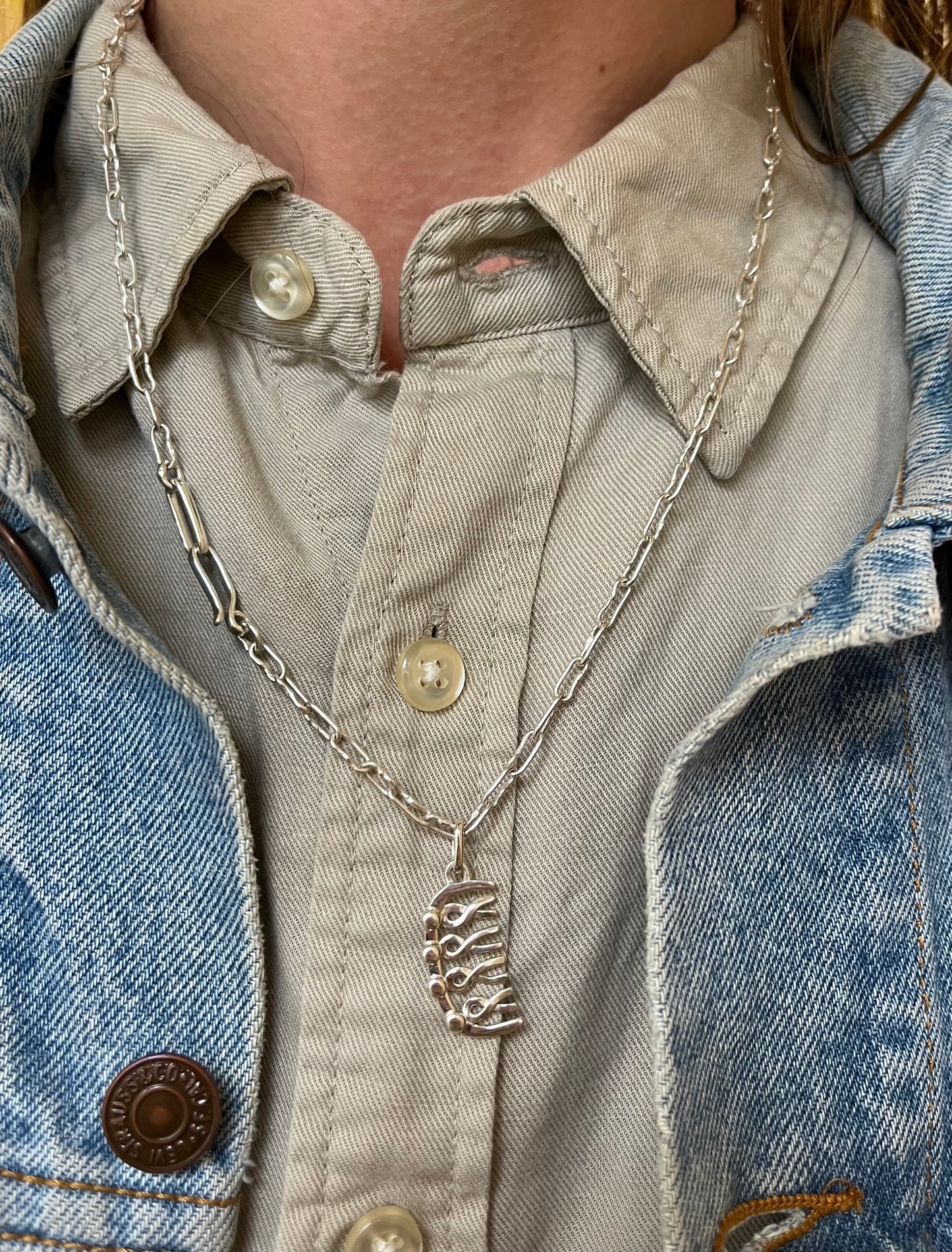 arm in arm comb pendant and chain