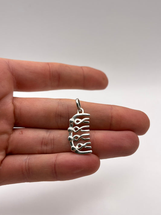 arm in arm comb pendant