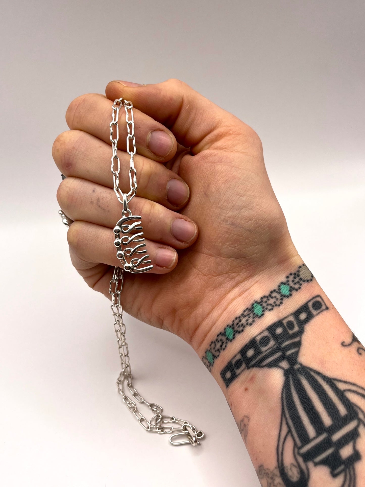 arm in arm comb pendant and chain